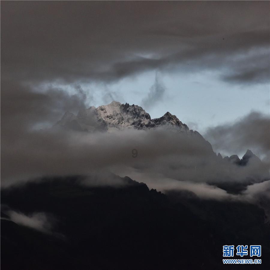 逃离黑与白的房间